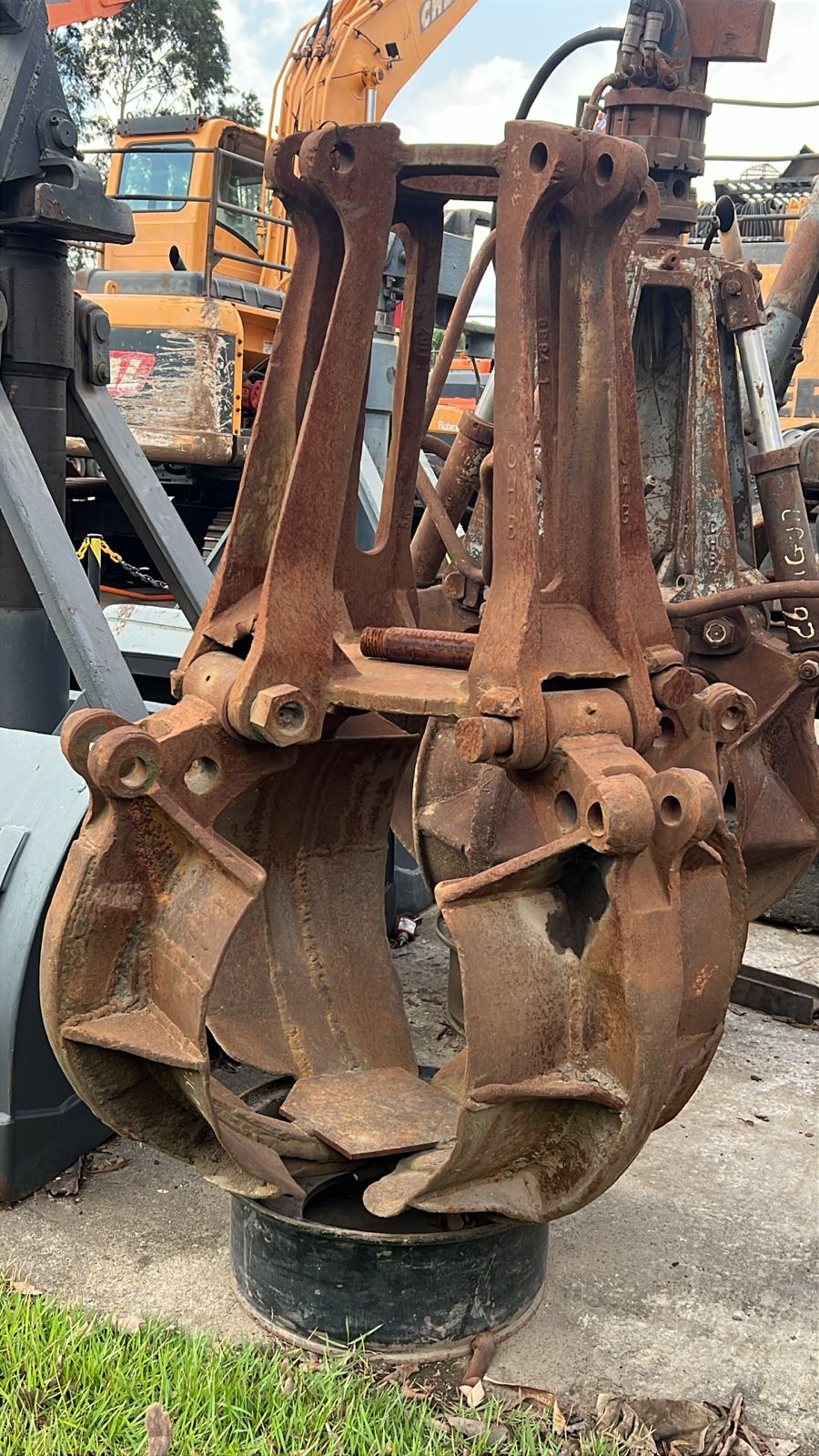 Pinça Sucateira CHB – 600 Litros (Estrutura e Unhas Montadas, Sem Hidráulica)