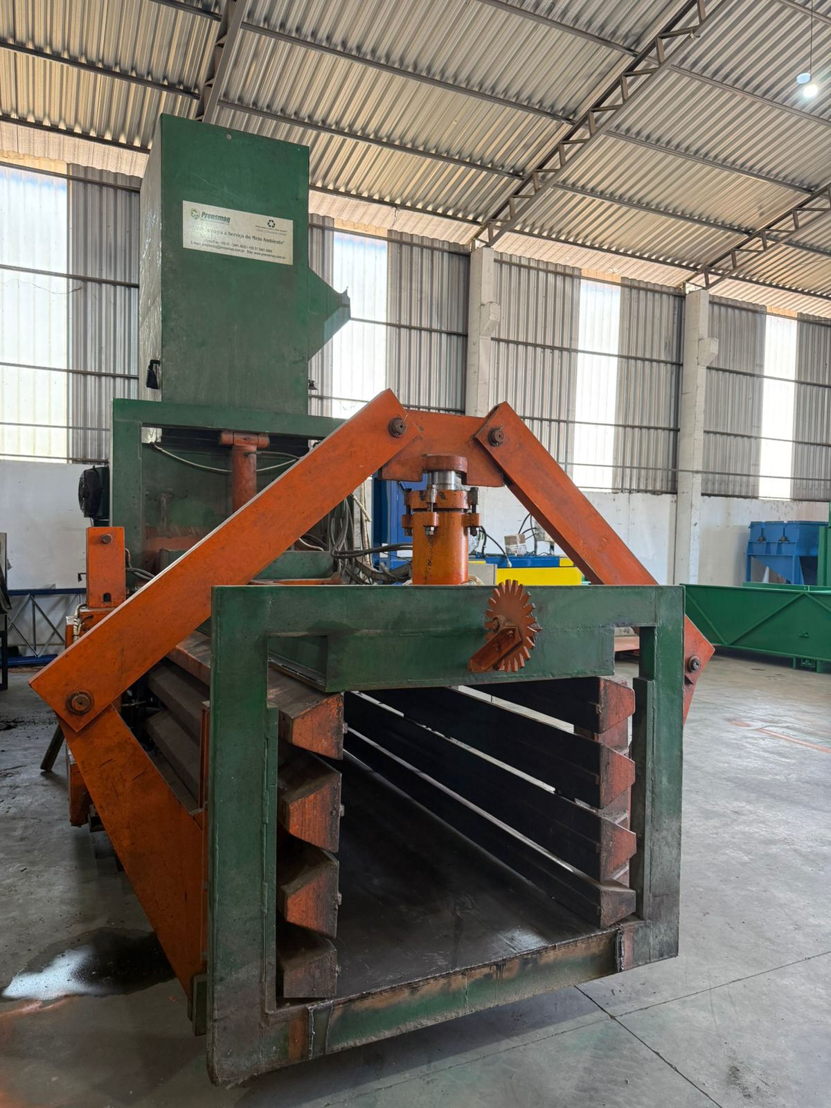 Prensa Horizontal 120T  com Duas Esteiras