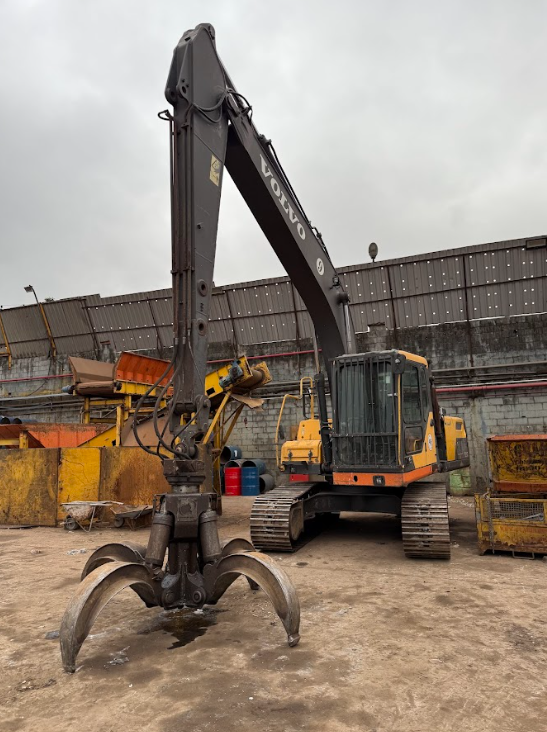 Escavadeira Hidráulica Volvo EC210 com Garra Rotobec - Elevação Hidráulica da Cabine