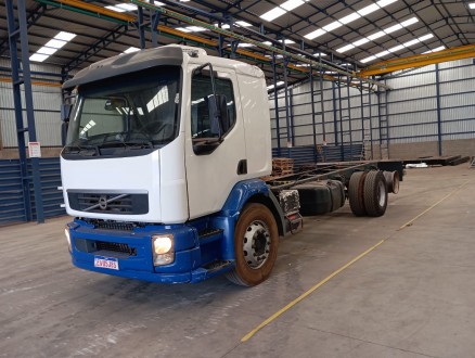 Caminhão VM330 6x2 2012