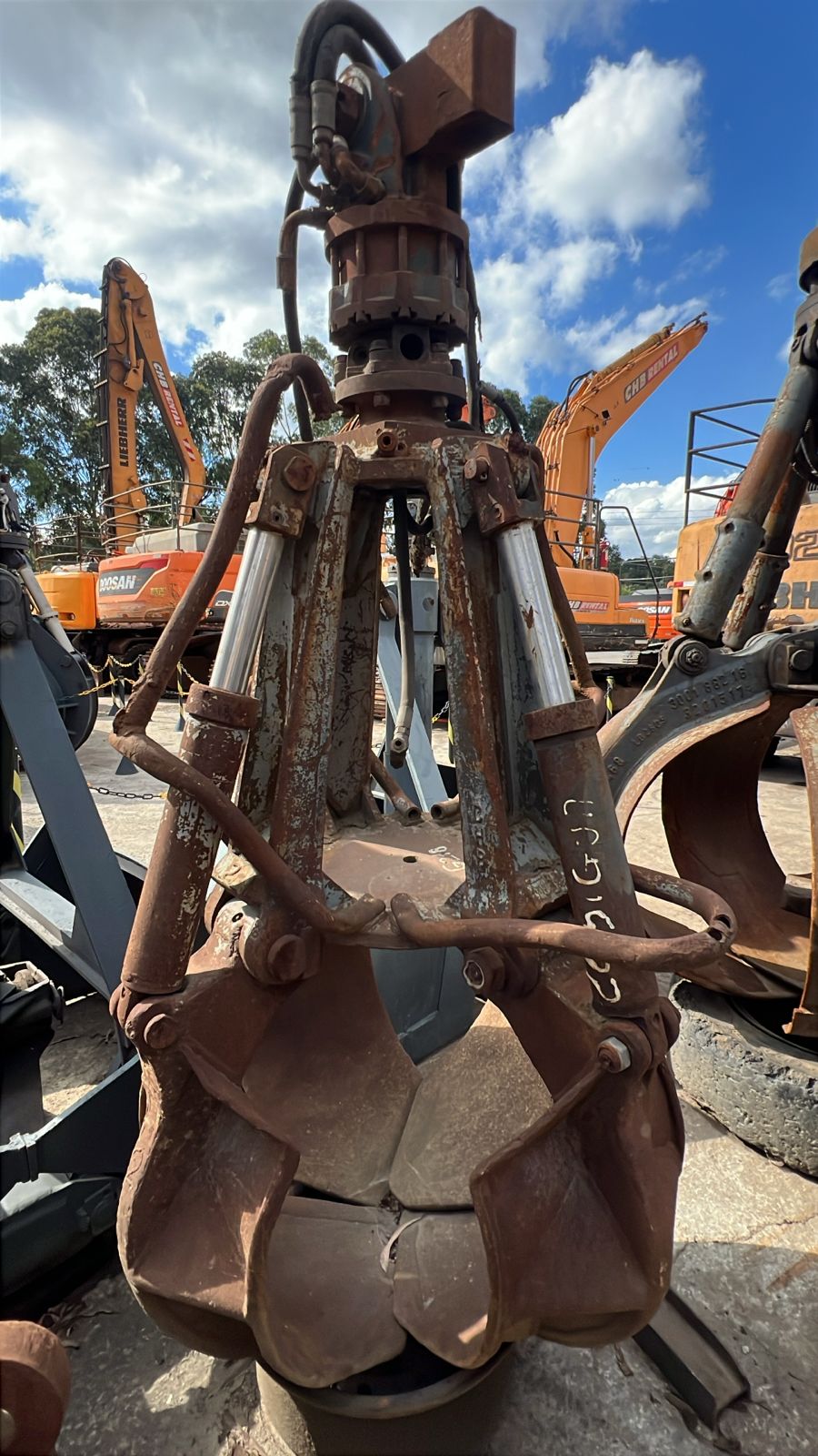 Pinça Sucateira CHB BR 4 unhas 600l com rotator