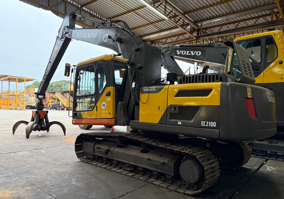Escavadeira Hidráulica Volvo EC210 com Garra Rotobec - Elevação Hidráulica da Cabine