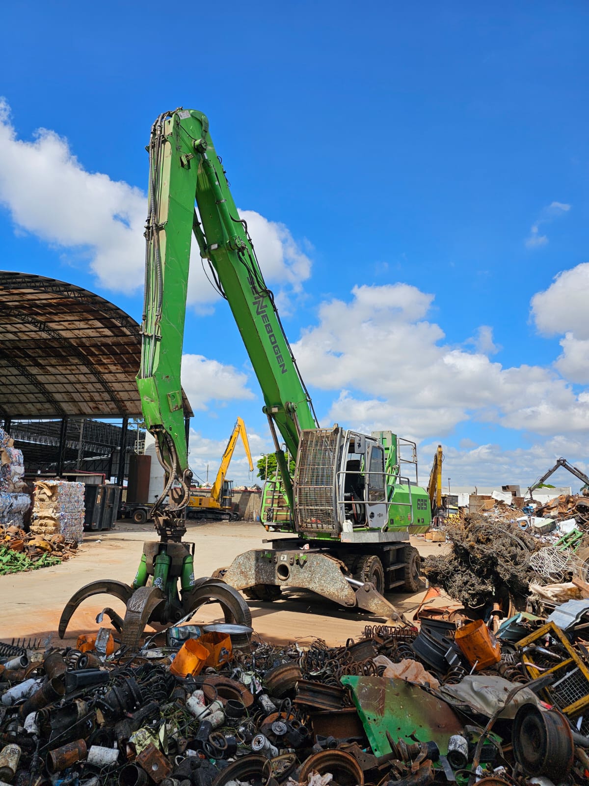Máquina Sennebogen 825 ano 2020 com garra sucateira